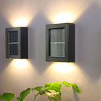 Schwarze Solar-LED-Wandleuchte mit warmweißem Licht nach oben und unten