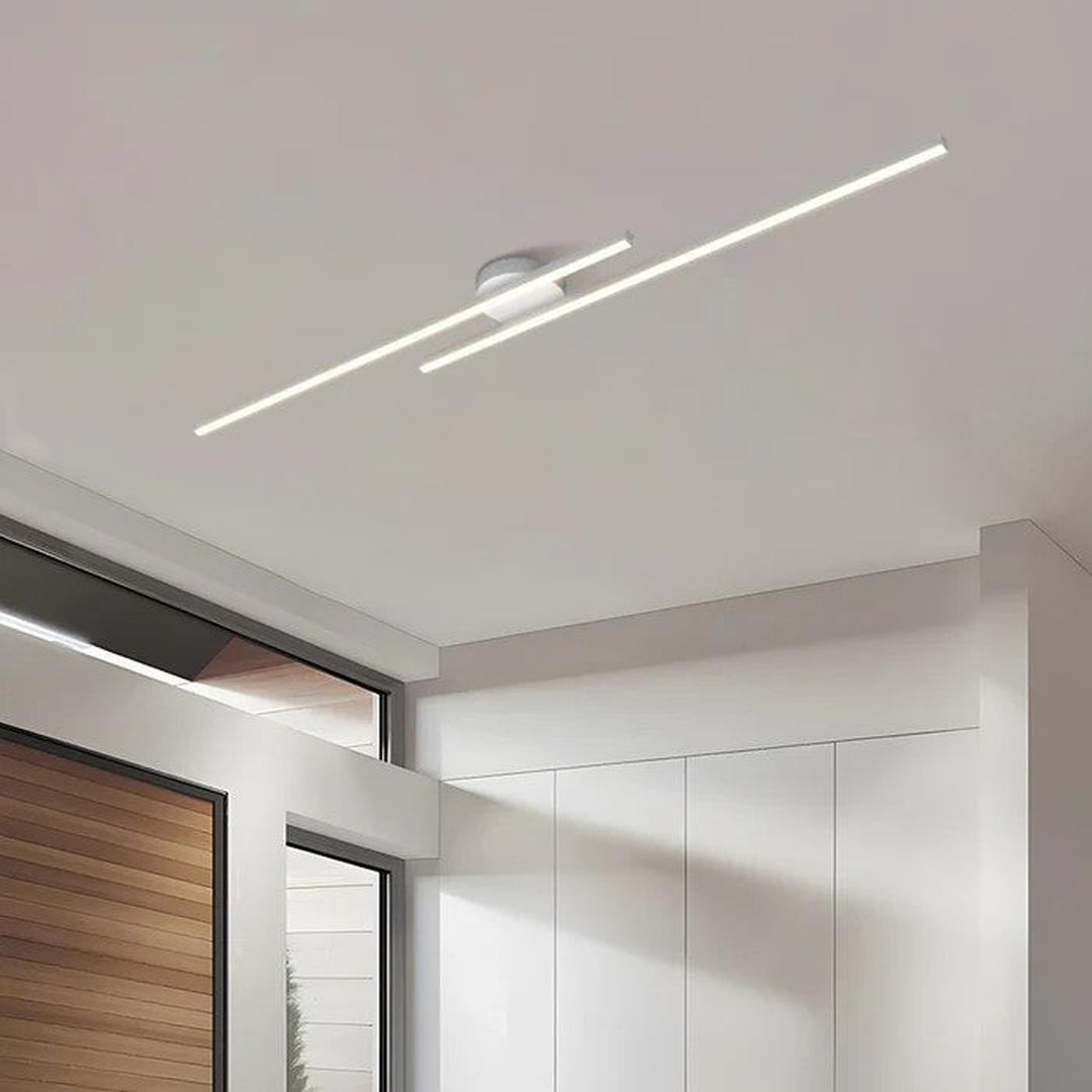 Längliche LED-Deckenleuchte mit schmalen linearen Lichtleisten