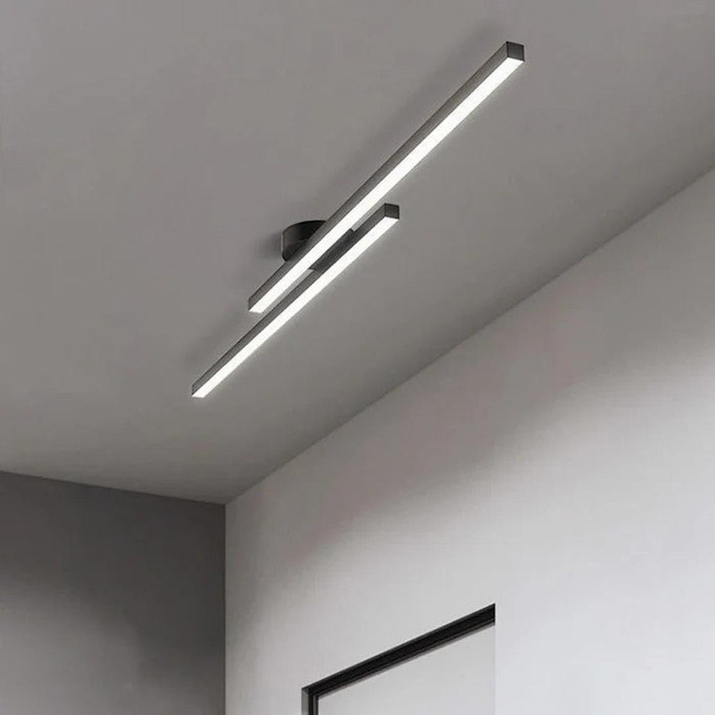 Längliche LED-Deckenleuchte mit schmalen linearen Lichtleisten
