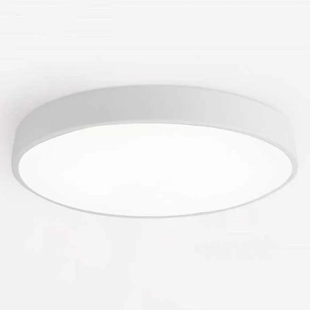Runde LED-Deckenleuchte mit flachem Rahmen und großer Lichtfläche