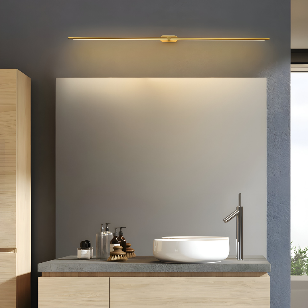 Schmale LED-Wandleuchte mit langer Lichtleiste und zentraler Wandhalterung